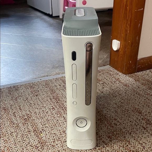 Xbox 360 Console - Picture 2 of 10